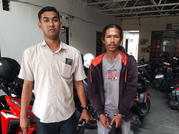 Agus Prasetyo (kanan) tersangka pembunuh istri di Kasihan, Bantul. Foto diunggah Selasa (4/2/2025).