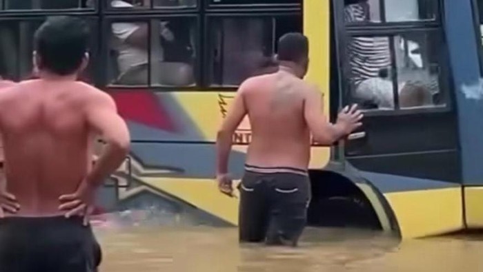 Aksi pemalakan gerombolan pria di Sanggau kepada pengendara di lokasi banjir.