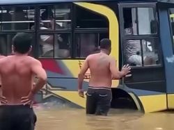 Video Viral Preman Raup Rp 1,3 Juta Palak Pengendara saat Banjir di Kalbar