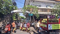 Foto: Warga mengantre hingga hampir menutupi jalan di sebela pangkalan gas, Selasa (4/2/2025).