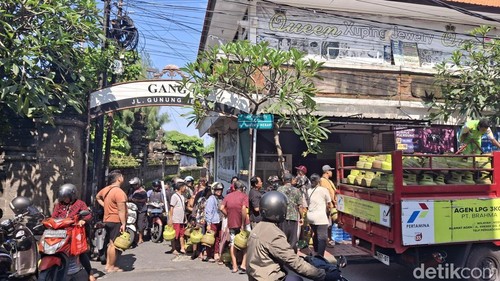 Warga mengantre hingga hampir menutupi jalan di sebela pangkalan gas, Selasa (4/2/2025).