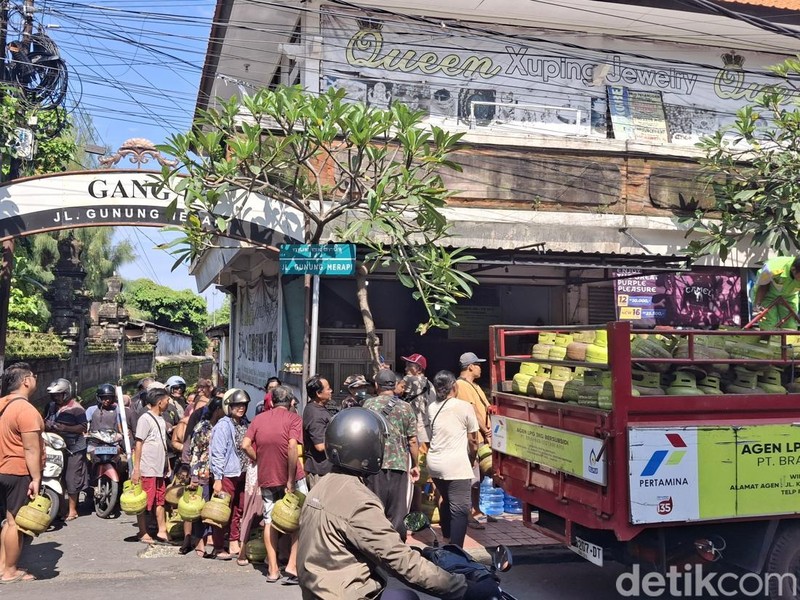 Warga mengantre hingga hampir menutupi jalan di sebela pangkalan gas, Selasa (4/2/2025).