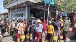 Potret Antrean Warga Denpasar di Pangkalan LPG