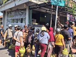 Foto:Petugas pangkalan membagikan gas kepada pembeli yang telah menyerahkan KTP, Selasa (4/2/2025).