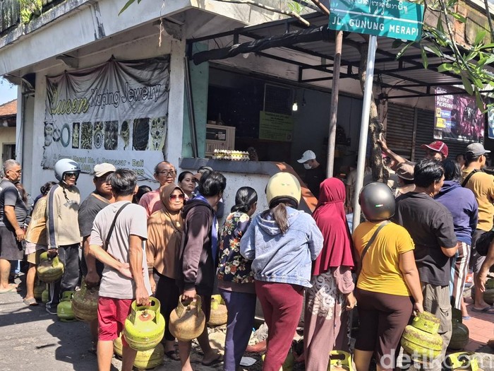 Petugas pangkalan membagikan gas kepada pembeli yang telah menyerahkan KTP, Selasa (4/2/2025).