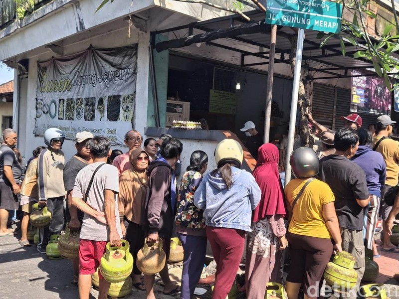 Petugas pangkalan membagikan gas kepada pembeli yang telah menyerahkan KTP, Selasa (4/2/2025).