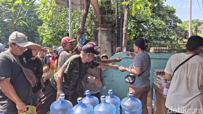 Antrean Gas Denpasar Warga menyerahkan KTP sebagai syarat membeli gas di pangkalan Jalan Gunung Merapi, Denpasar, Selasa (4/2/2025).