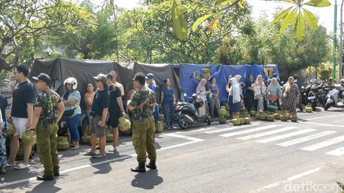 Ratusan warga silih berganti datang menyerbu operasi pasar gas 3 kg di depan Kantor Lurah Legian, Badung, Selasa (4/2/2025).