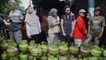 Antrean Gas Melon di Ulujami, Antre Hingga 4,5 Jam!