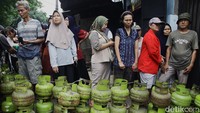Warga mengantre hingga 4 jam sejak pukul 06.00 WIB.  