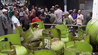 Hingga pukul 10.30 WIB, antrean masih berlangsung karena truk pengangkut gas melon belum tiba di pangkalan tersebut.  