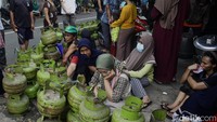 Warga tampak lelah mengantre.  
