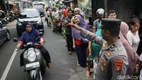 Polisi tampak berjaga di pangkalan LPG.  