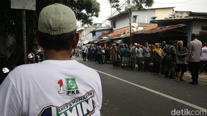 Antrean Gas Melon di Ulujami, Antre Hingga 4,5 Jam! Antrean pembeli LPG 3 kg juga terjadi di Jl Ulujami Raya, Pesanggrahan, Jakarta Selatan. Warga antre hingga 4,5 jam.