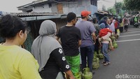 Warga mengantre pembelian gas elpiji ukuran 3 kg (gas melon) pada salah satu pangkalan gas di Jl Ulujami Raya, Pesanggrahan, Jakarta Selatan, Selasa (4/2/2025).  