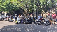 Foto: Warga menunggu di sekitar pangkalan Jalan Gunung Merapi, Denpasar, sebelum gas datang.