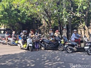 Video: Antrean Warga Serbu Pangkalan Gas Elpiji 3 Kg di Bali
