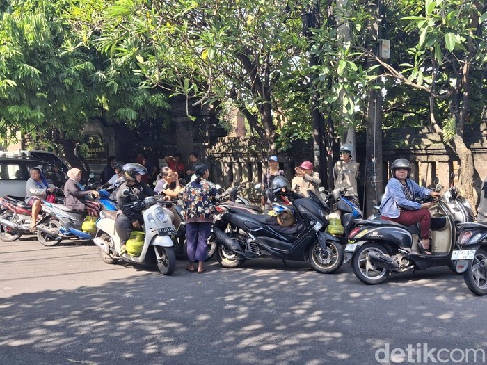 Warga menunggu di sekitar pangkalan Jalan Gunung Merapi, Denpasar, sebelum gas datang.