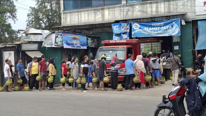 Antrean Panjang Warga Bogor Demi Beli LPG 3 Kg di Warung Pangkalan