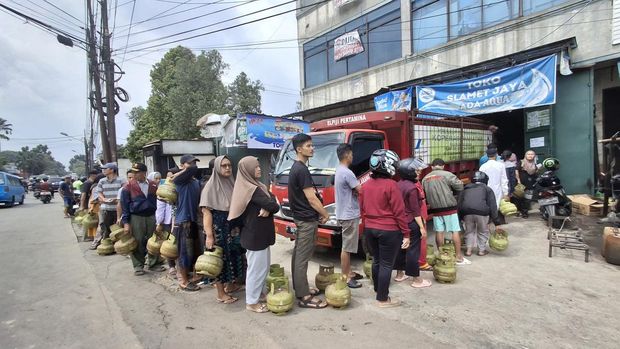 Antrean Panjang Warga Bogor Demi Beli LPG 3 Kg di Warung Pangkalan