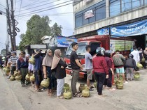 Pengakuan Penjaga Pangkalan Gas 3 Kg: Warga Antre dari Jam 5 Pagi