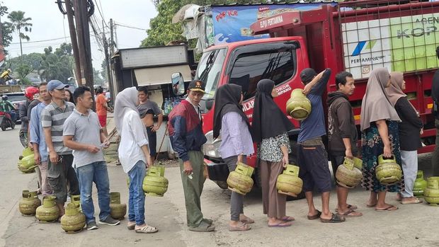 Antrean Panjang Warga Bogor Demi Beli LPG 3 Kg di Warung Pangkalan