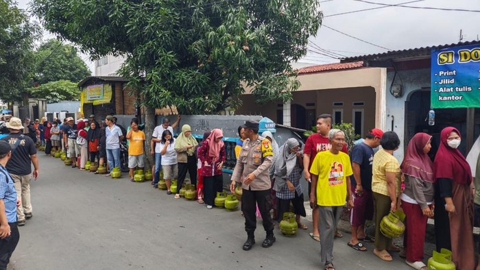 Antrean pembeli gas LPG 3 Kg di pangkalan Depok mengular