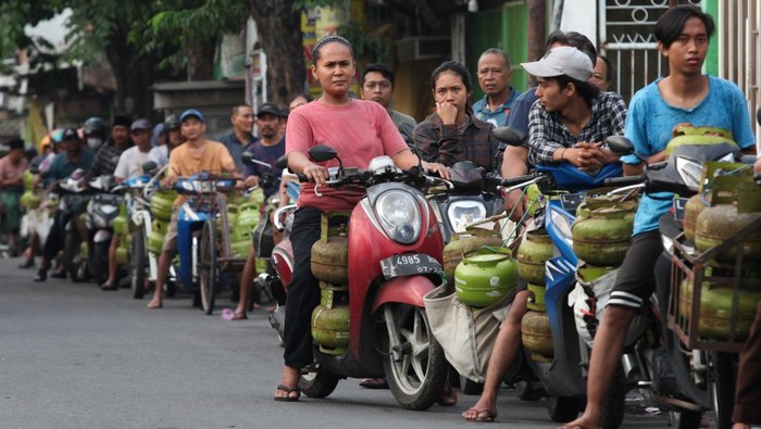 Warga mengantre untuk membeli gas elpiji 3 kilogram di salah satu pangkalan gas elpiji di Kampung Malang, Surabaya, Jawa Timur, Selasa (4/2/2025). Pangkalan gas elpiji yang berada di kawasan pemukiman padat penduduk di pusat Kota Surabaya itu terpantau melayani warga yang antre untuk mendapatkan gas elpiji 3 kilogram bersubsidi. ANTARA FOTO/Didik Suhartono/tom.