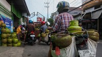 Antren membeli LPG, mulai terjadi sejak pemerintah melarang penjualan LPG di pengecer atau warung-warung kecil dan hanya boleh membeli di pangkalan LPG. 