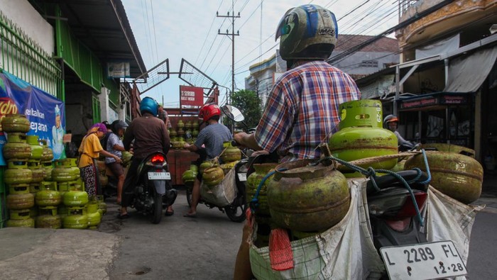 Warga mengantre untuk membeli gas elpiji 3 kilogram di salah satu pangkalan gas elpiji di Kampung Malang, Surabaya, Jawa Timur, Selasa (4/2/2025). Pangkalan gas elpiji yang berada di kawasan pemukiman padat penduduk di pusat Kota Surabaya itu terpantau melayani warga yang antre untuk mendapatkan gas elpiji 3 kilogram bersubsidi. ANTARA FOTO/Didik Suhartono/tom.