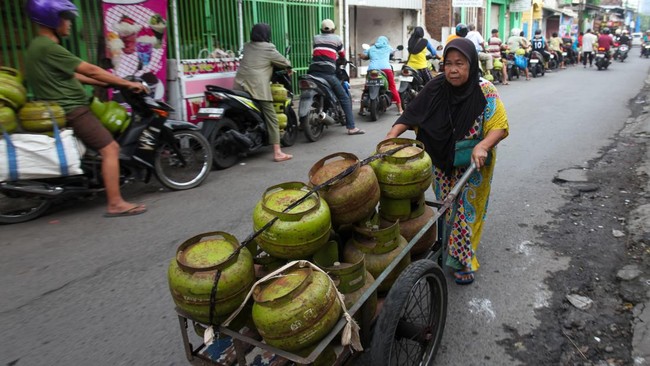 Antrean pembelian gas elpiji 3 kilogram di Surabaya