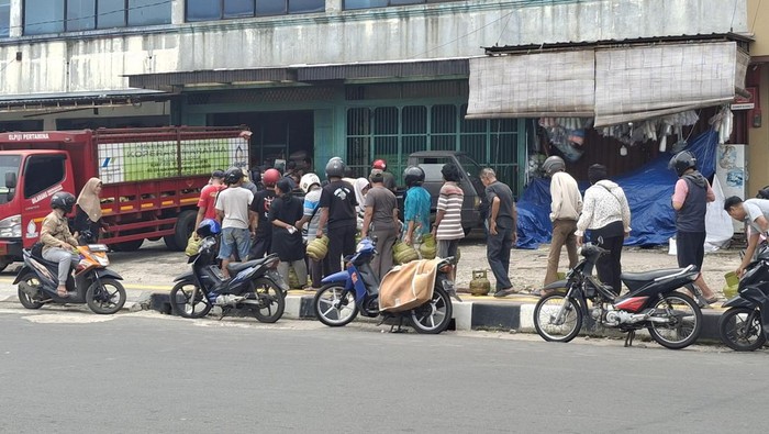 Antrean warga membeli gas di warung pangkalan kota Bogor