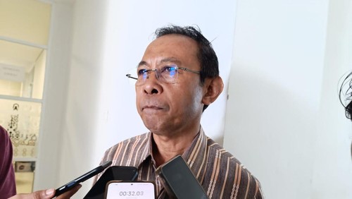 Asisten II Setda Kabupaten Lombok Tengah, Lendek Jayadi, saat ditemui usai rapat koordinasi Bau Nyale di Kantor Bupati Lombok Tengah, Selasa (4/2/2025). (Edi Suryansyah/detikBali)