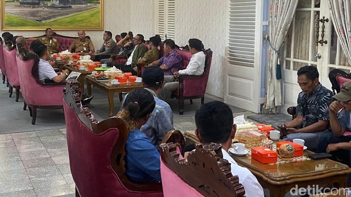 Audiensi kades yang tidak diperpanjang masa jabatan dengan Pj Bupati Banjarnegara, Selasa (4/2/2025).