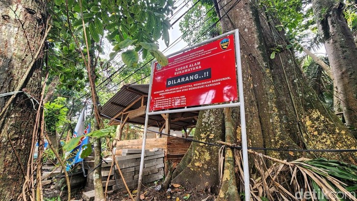 Bangunan liar yang dibangun warga dan pedagang yang terdampak relokasi di Cagar Alam Sukawayana