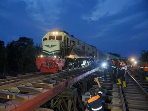 Dibangun Jembatan Sementara, Rel Diterjang Banjir Grobogan Mulai Bisa Dilalui