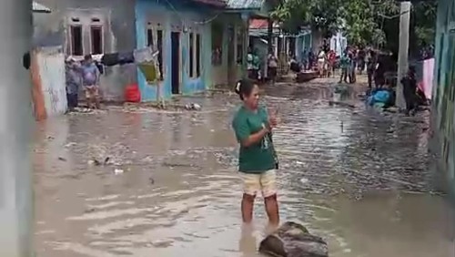 Banjir rob terjang Desa Toblolong, Kecamatan Kupang Barat, Kabupaten Kupang, NTT, Selasa (4/2/2025).