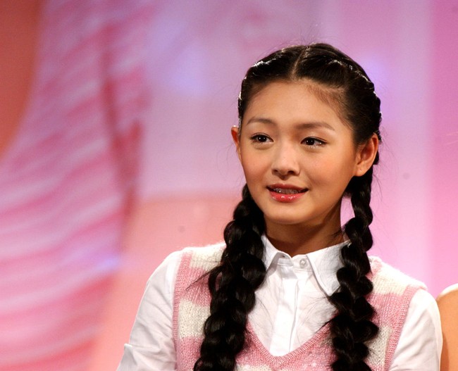 Penampilan Barbie Hsu dengan makeup minimalis merefleksikan tren kecantikan natural yang booming di awal 2000-an. Ia menjadi simbol kecantikan sederhana yang timeless. Foto: VCG via Getty Images/VCG
