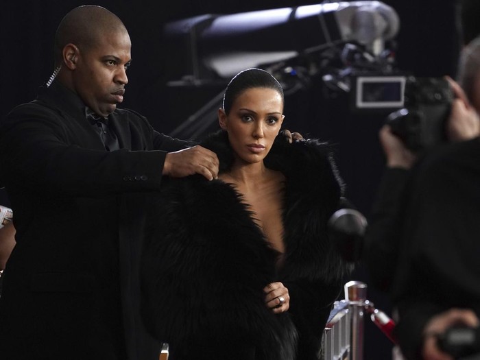 Bianca Censori dan Kanye West di Grammy Awards 2025 Bianca Censori arrives at the 67th annual Grammy Awards on Sunday, Feb. 2, 2025, in Los Angeles. (Photo by Jordan Strauss/Invision/AP)