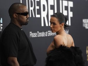 Most Pop: Bianca Censori Istri Kanye West Nyaris Tanpa Busana di Grammys