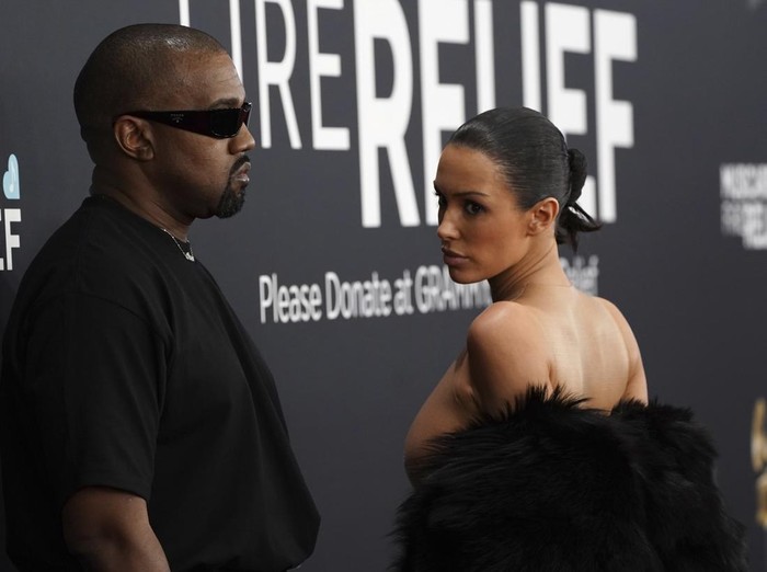Bianca Censori dan Kanye West di Grammy Awards 2025 Bianca Censori arrives at the 67th annual Grammy Awards on Sunday, Feb. 2, 2025, in Los Angeles. (Photo by Jordan Strauss/Invision/AP)