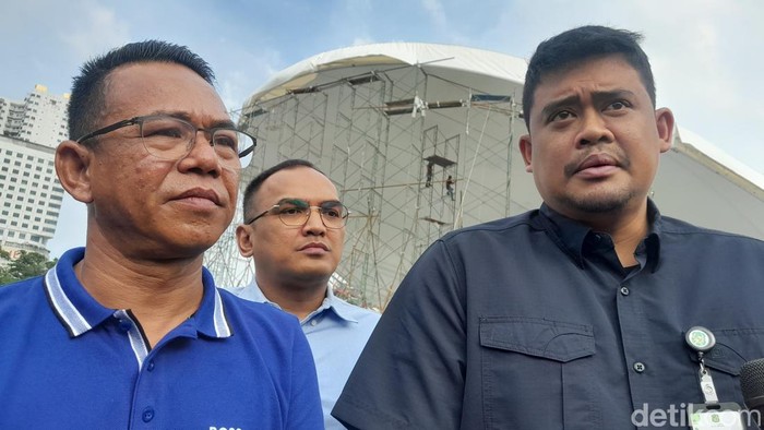 Bobby Nasution saat meninjau revitalisasi Lapangan Merdeka Medan