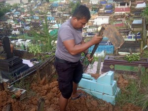 Dedikasi Bripka Joko Jadi Penggali Kubur Gratis untuk Warga Miskin Samarinda
