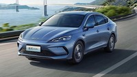 Biar dikata murah, kendaraan itu menawarkan sejumlah keunggulan yang tak dimiliki kompetitor di kelasnya. Karuan saja, disitat dari laman Carnewschina, Selasa (4/2), BYD Seal hybrid punya fitur mumpuni dengan spesifikasi yang tergolong lumayan! Foto: Doc. BYD.