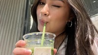 Momen Caitlin Halderman satu ini tampak tengah menikmati matcha. Matcha latte adalah kreasi minuman yang dinikmati olehnya. Foto: Instagram