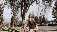 Kalau ini momen seru Caitlin ketika menikmati segelas bubble tea. Ia membagikan posenya di sebuah taman. Foto: Instagram