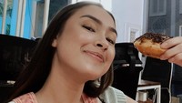 Tak hanya kue cokelat, tapi Caitlin juga menyukai dessert lain. Salah satunya terlihat menikmati donat meses yang manis. Foto: Instagram