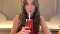 Caitlin juga pernah membagikan momen manisnya menikmati segelas minuman dingin di sebuah restoran. Ini potretnya! Foto: Instagram
