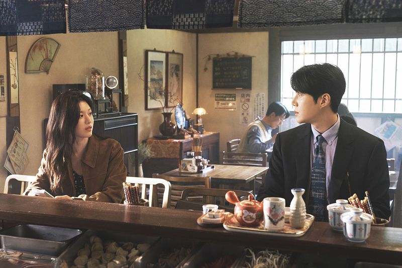 Cuplikan adegan drama Korea 'Can This Love Be Translated?' diperankan Kim Seon Ho dan Go Youn Jung. Tayang di Netflix kuarter IV tahun 2025.