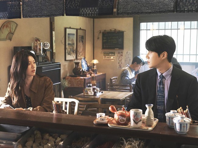 Cuplikan adegan drama Korea Can This Love Be Translated? diperankan Kim Seon Ho dan Go Youn Jung. Tayang di Netflix kuarter IV tahun 2025.